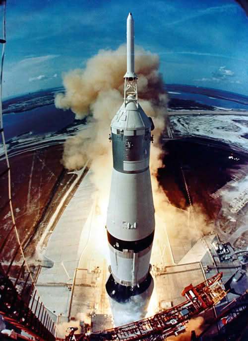 Apollo 11 ved oppskytningen med en Saturn 5 bærerakett 16. juli 1969. Foto:NASA